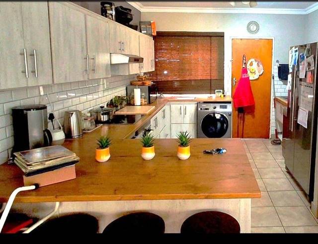 2 BEDROOM TOWNHOUSE FOR SALE IN LANGENHOVENPARK